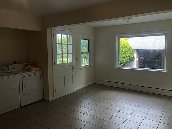 Large kitchen / diner area with washer & dryer