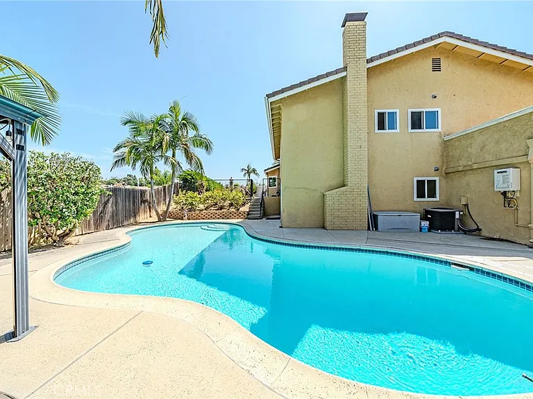 1901 Celeste Ln — Photo 36