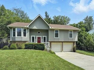 5714 NW Creekview Dr, Parkville, MO 64152