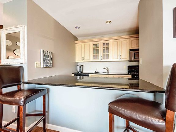 3rd image of 165 E Broadway Unit 3B