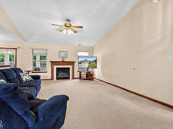 4th image of 1130 Springwater Dr