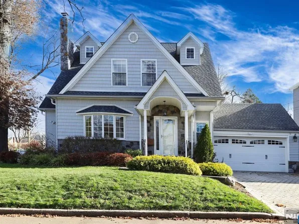 3 Surrey Ln, Bergenfield, NJ 07621