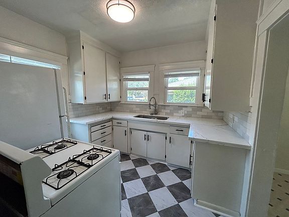 3rd image of 961 W 19th St