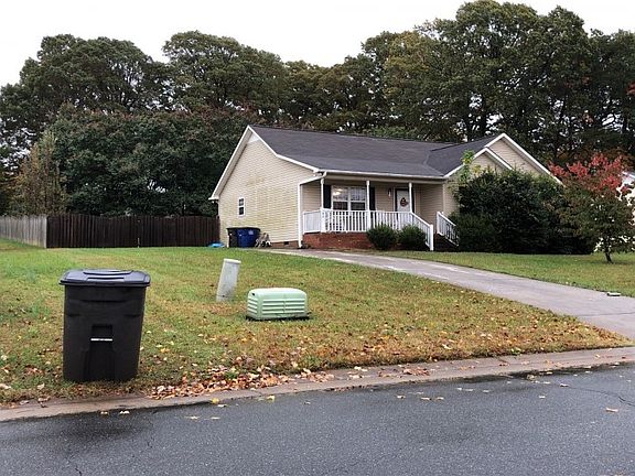3rd image of 140 Northoaks Dr