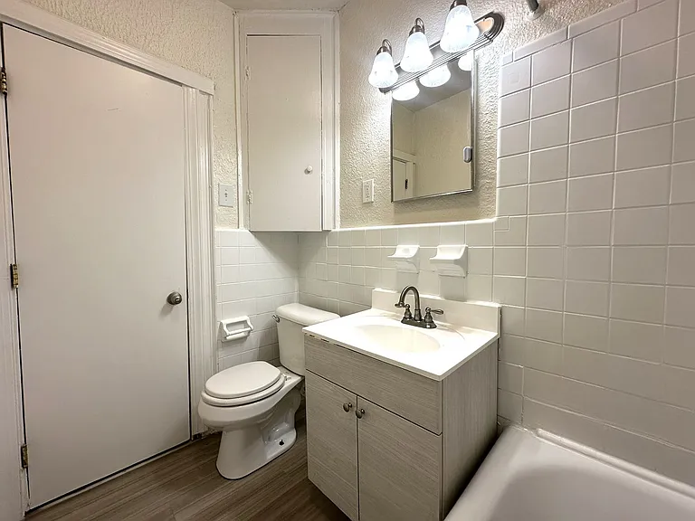 Queen Lane Manor — Photo 41