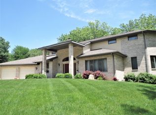 1732 Valley View Dr, Dixon, IL 61021