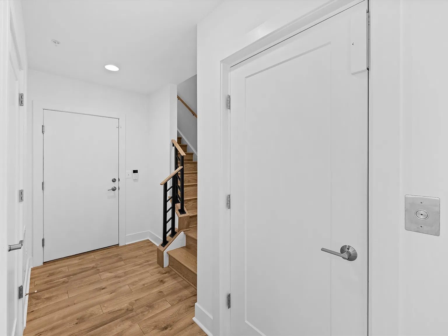 4 bed, 2290 sqft, $5,750 — Photo 3