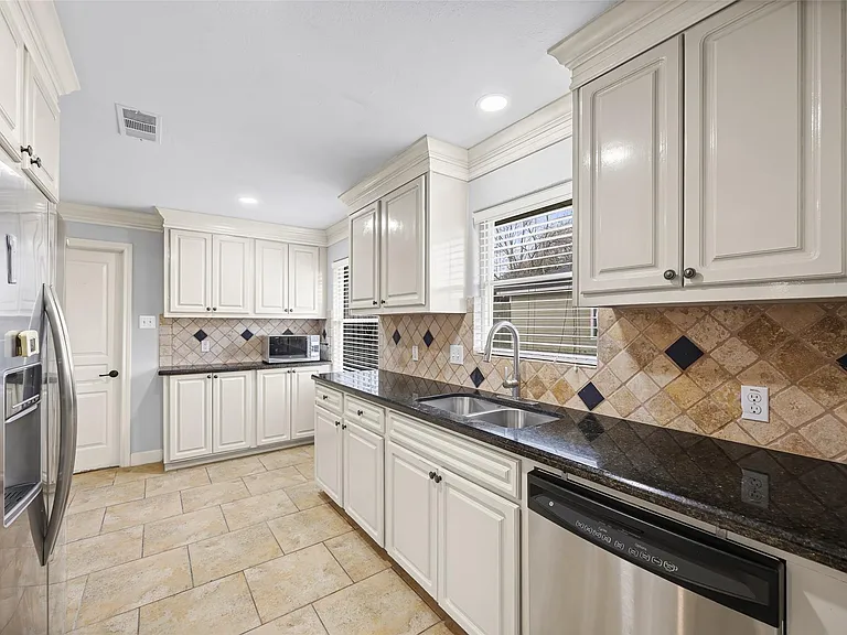 5303 Heatherbrook Dr — Photo 2