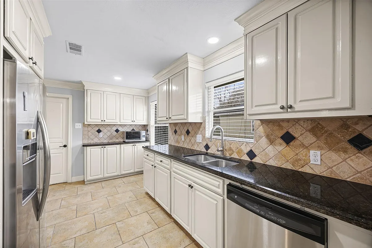 Building Photo - 5303 Heatherbrook Dr