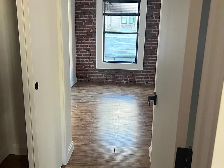 920 Montgomery St #211 — Photo 5