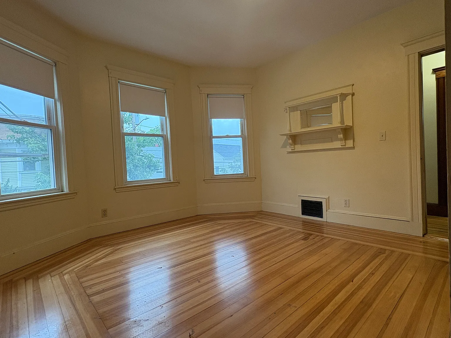3 bed, 1014 sqft, $3,300 — Photo 3