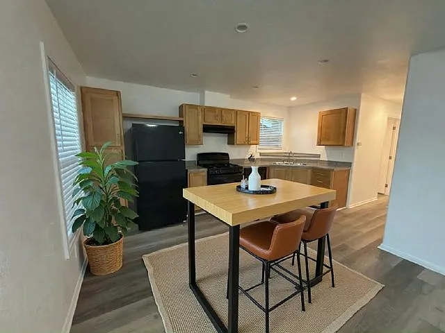2 bed, 2.0 bath, 880 sqft, $1,675 — Photo 2