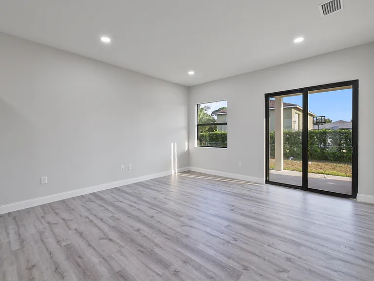 4703 Leonard Blvd S — Photo 10