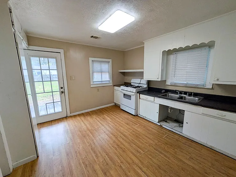 1030 Dallas St — Photo 7