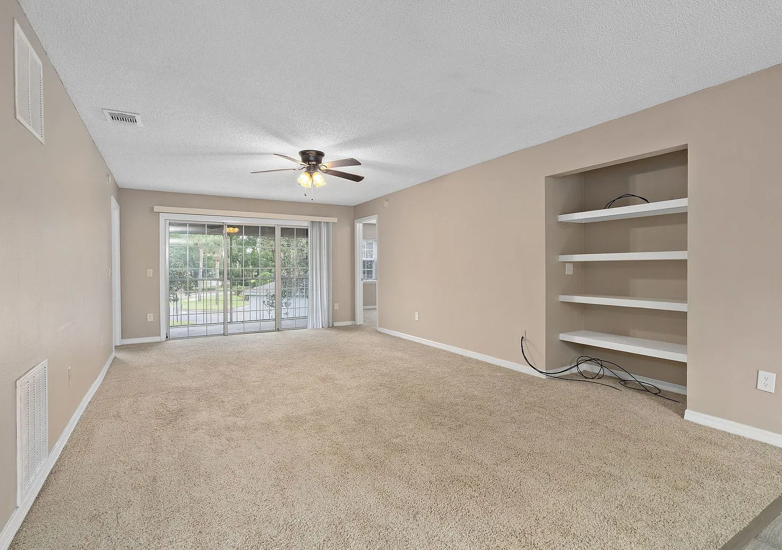 Available Now! Spacious 2 bedroom Condo in Longwood — Photo 4