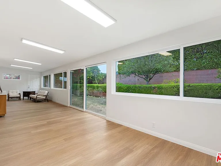 6204 S Corning Ave — Photo 11