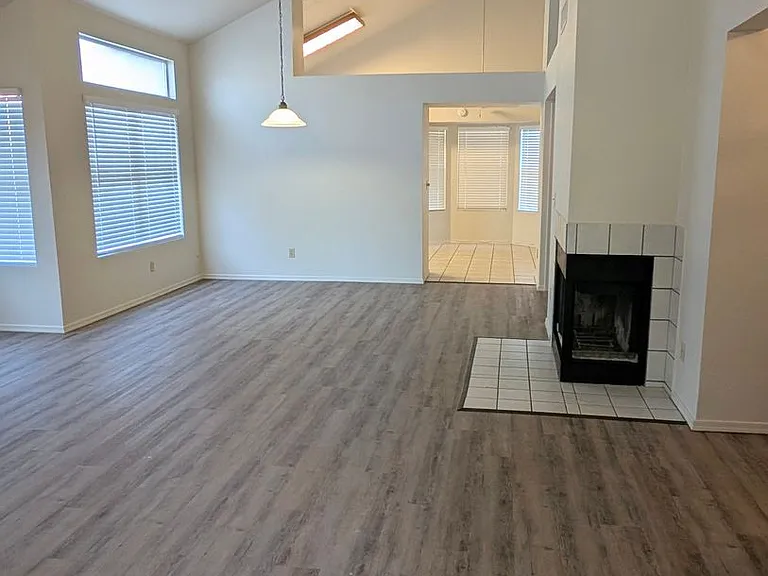 2325 E Lakecrest Dr — Photo 3