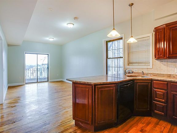 3rd image of 227 Liberty Ave APT 1R