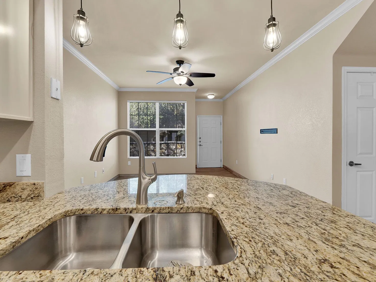 2 bed, 976 sqft, $1,500 — Photo 4