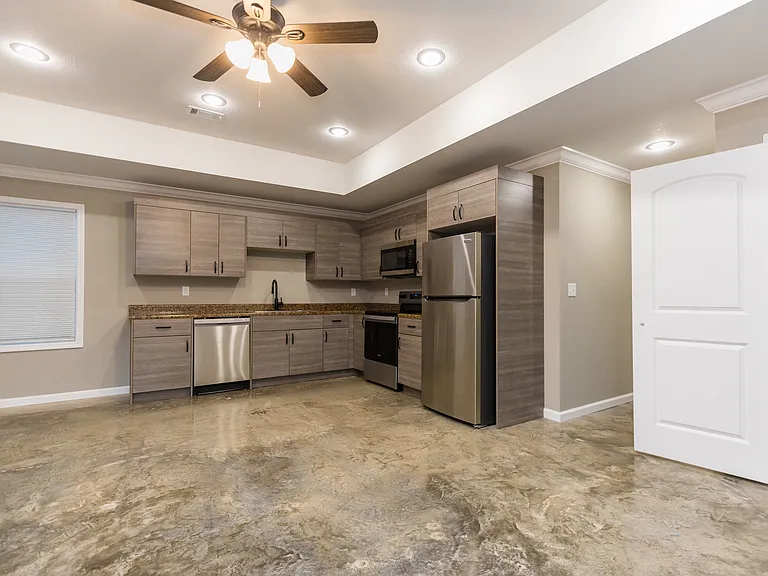 410 E Allen Ave — Photo 5