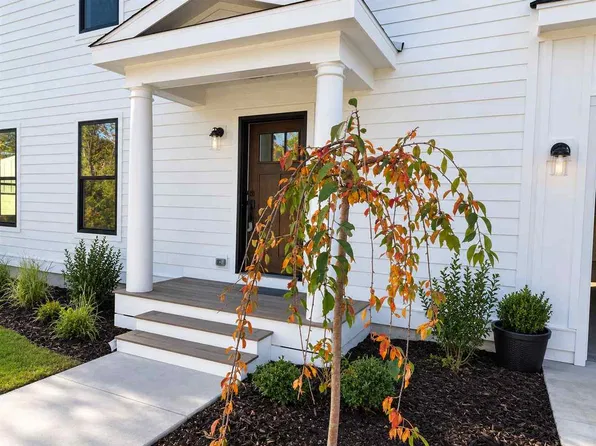 1040 Woodridge Dr, Petoskey, MI 49770