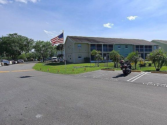 4th image of 4100 Pershing Pointe Pl APT 4