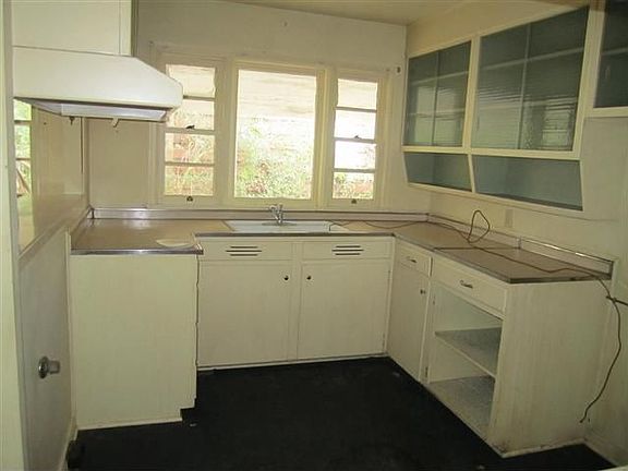 2nd image of 545 Zavalla St