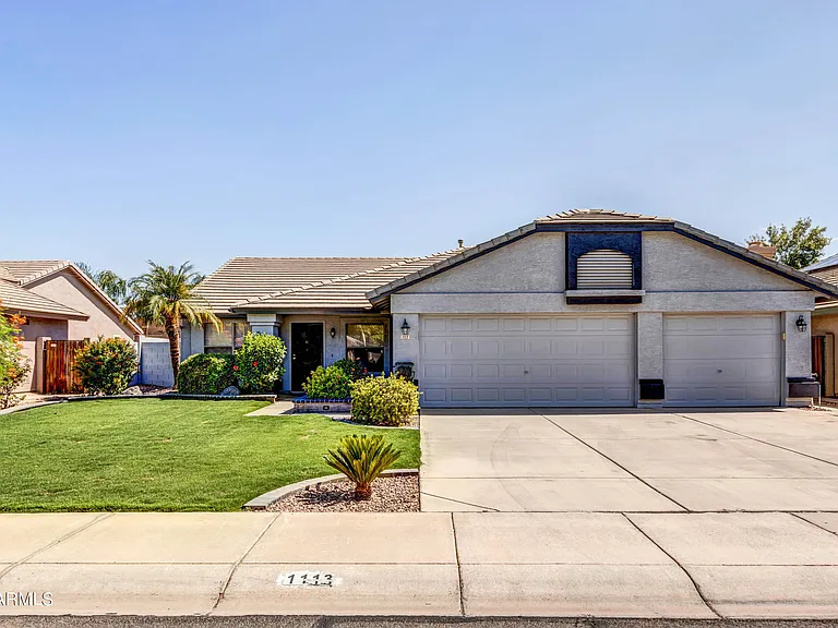 1113 E Betsy Ln — Photo 2