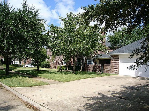 3 CAR DETACHED GARAGE WITH COVERED WALK TO THE HOUSE. LOTS OF MATURE OAK TREES PROVIDE SHADE IN FRONT AND BACK YARD.
