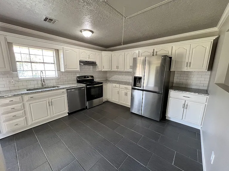 6408 NW Oak Ave — Photo 2