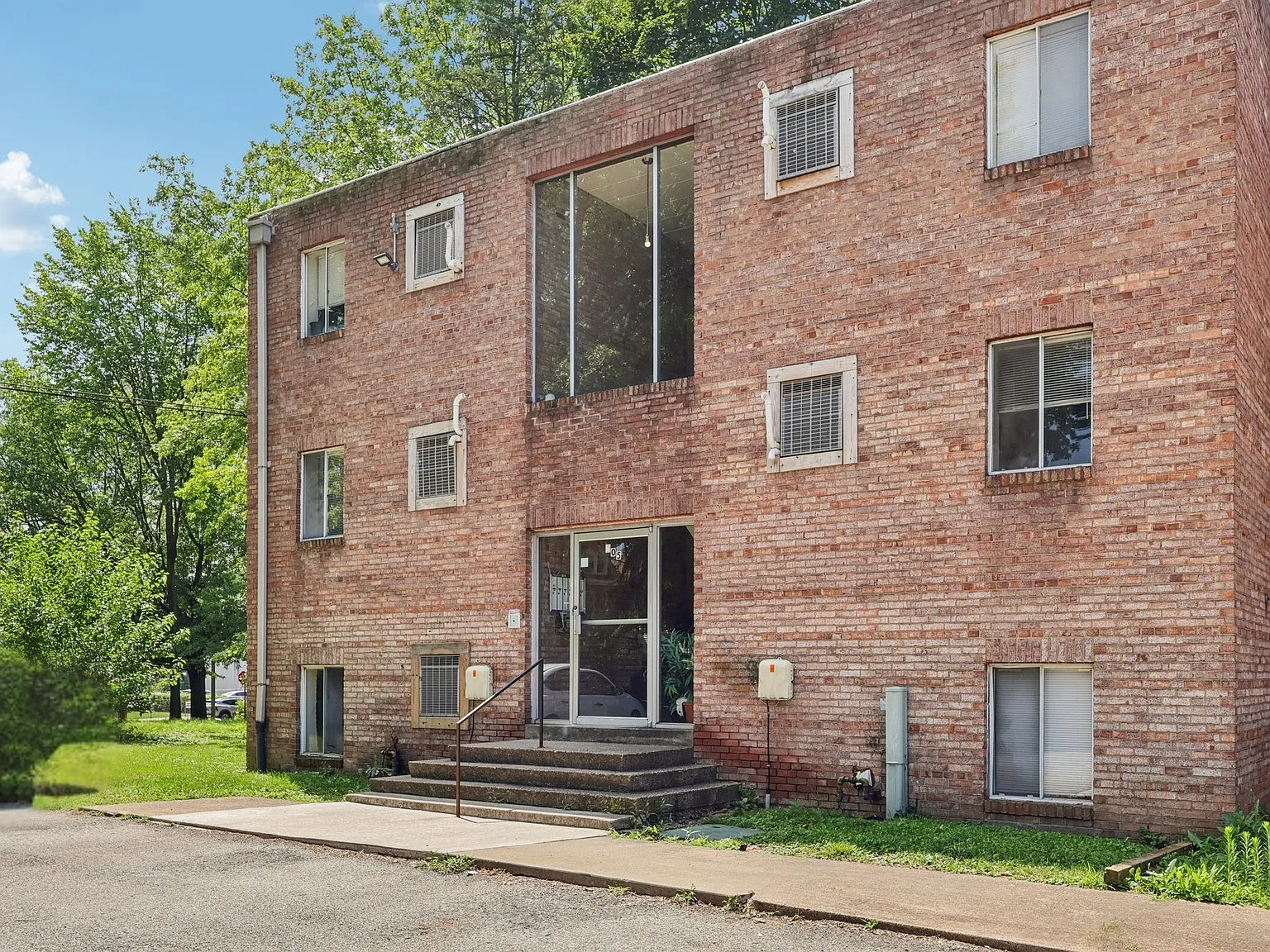 Roberta Gardens Apartments — Photo 3