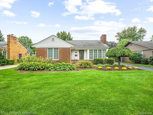 15807 Buckingham Ave, Beverly Hills, MI 48025