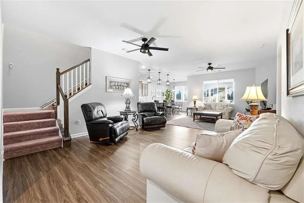 3 bed, 2.0 bath, 2409 sqft, $2,100 — Photo 3