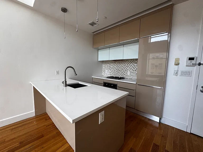 65 Ainslie St #202 — Photo 5