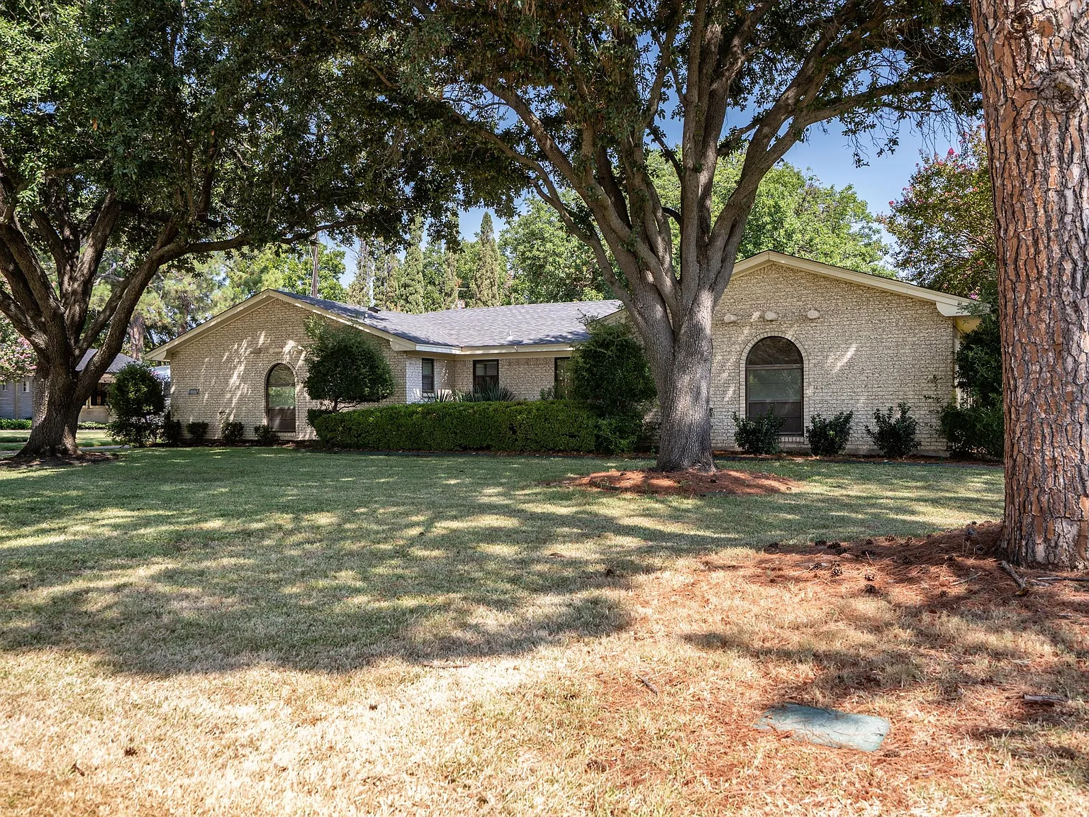 4 bed, 2138 sqft, $3,800 — Photo 2