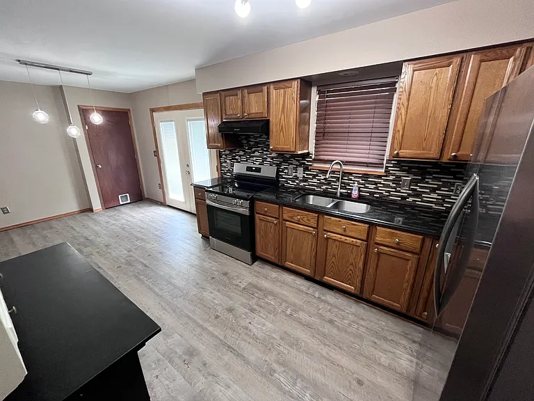 1038 Clark St — Photo 9
