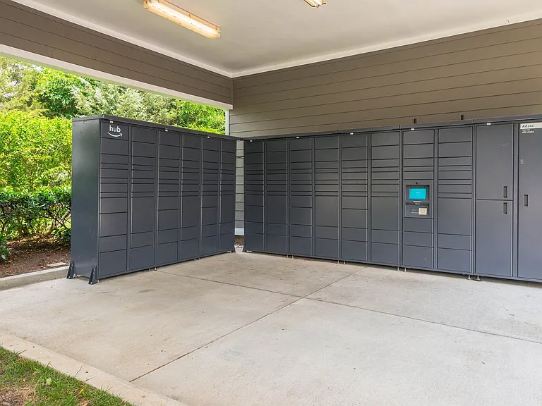 Windsor Herndon offers package acceptance services with onsite Amazon lockers.
