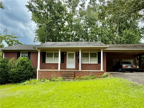 700 Tanglewood Dr, Seneca, SC 29672