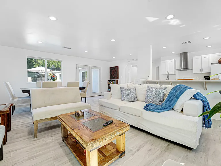 5554 Capistrano Ave — Photo 11