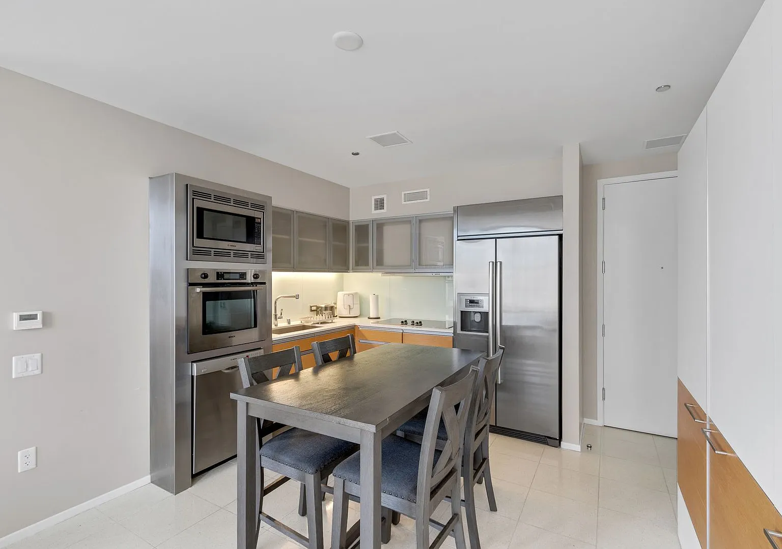 Fully Furnished Gorgeous One Bedroom With South Strip View — Photo 4