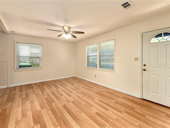 4th image of 4921 Crest Dr