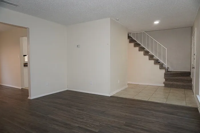 2609 Hamilton Dr — Photo 2