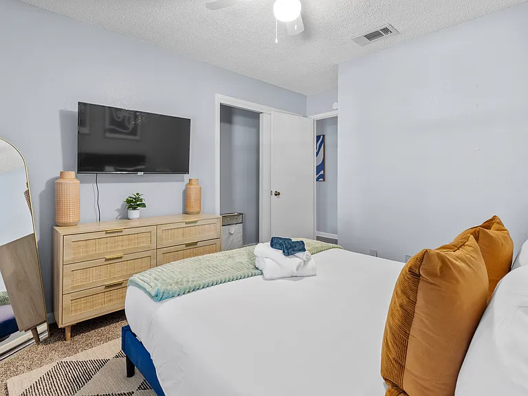 2445 Claremont Dr — Photo 10