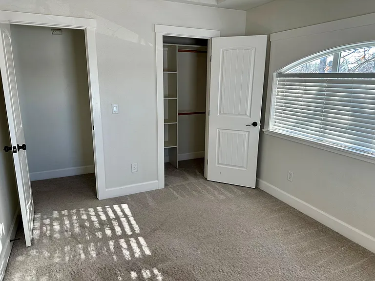 718 W Iowa St — Photo 20
