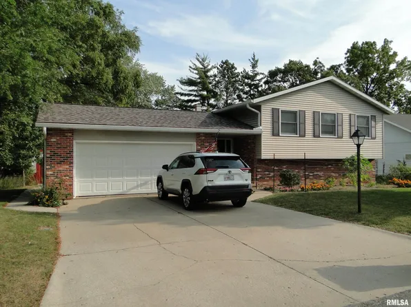 8 Indian Trail Rd, Macomb, IL 61455