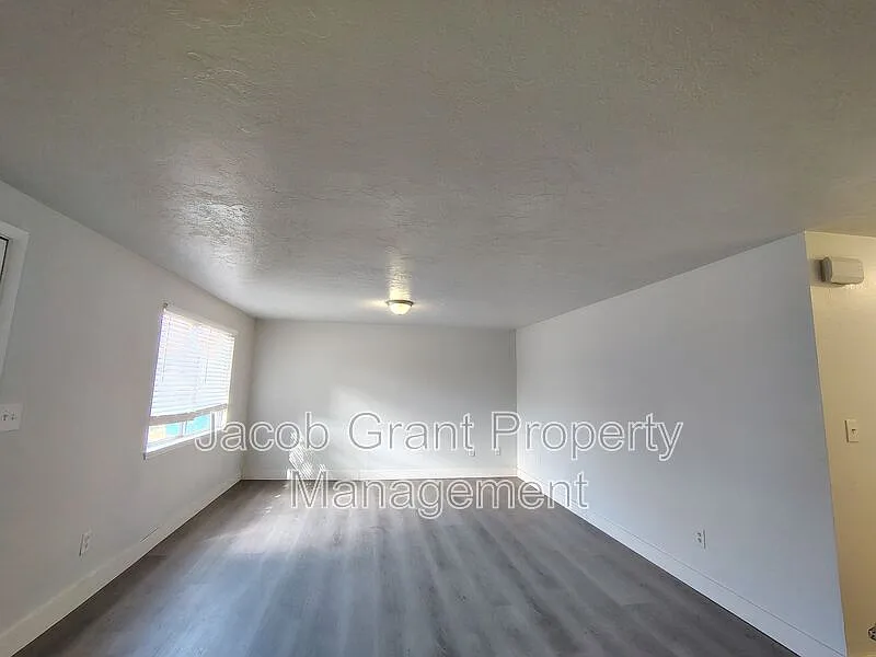 3 bed, 1.0 bath, 1100 sqft, $800 — Photo 2