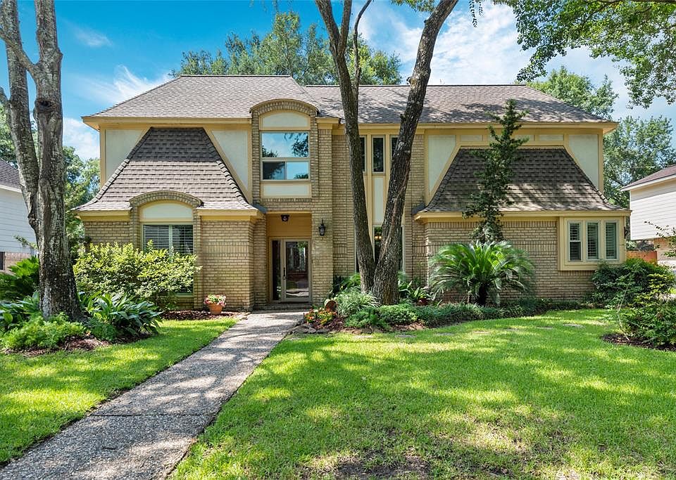 Welcome home to 12015 Knobcrest Drive.