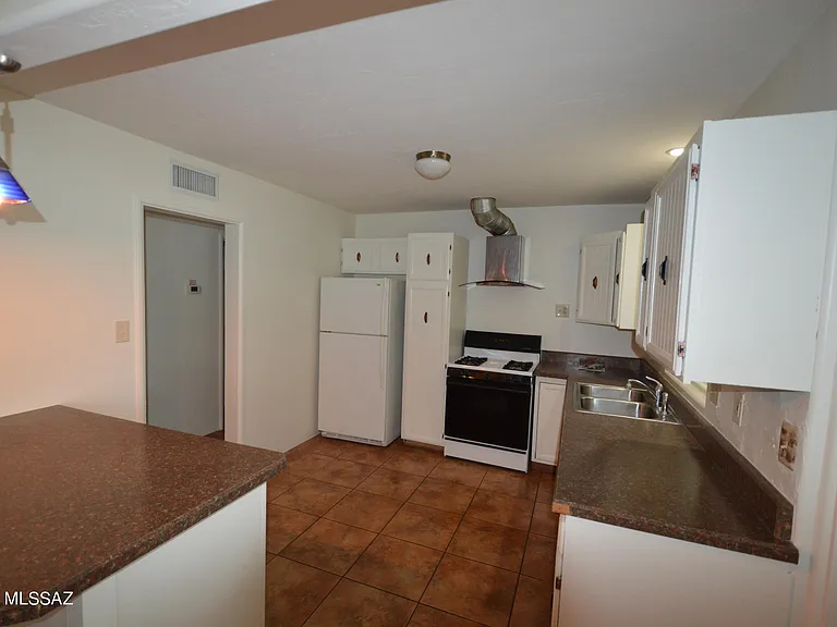 3957 E Hampton Pl — Photo 3