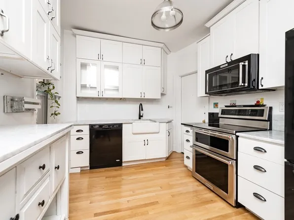 21 Warwick Rd APT 4, Brookline, MA 02445