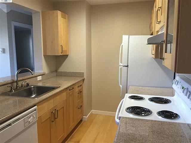 Kitchen w/granite countertops